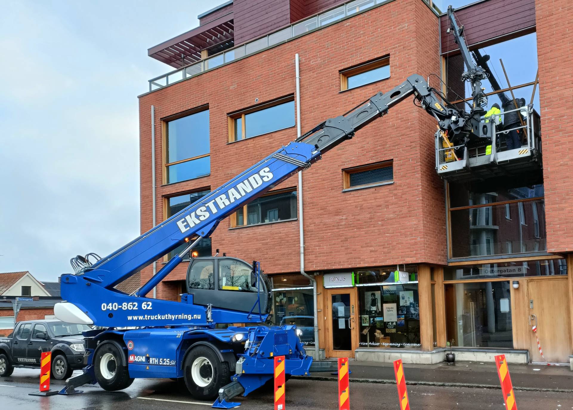 Ekstrands lastbilskran med krankorg utanför Emporia i Malmö nattetid